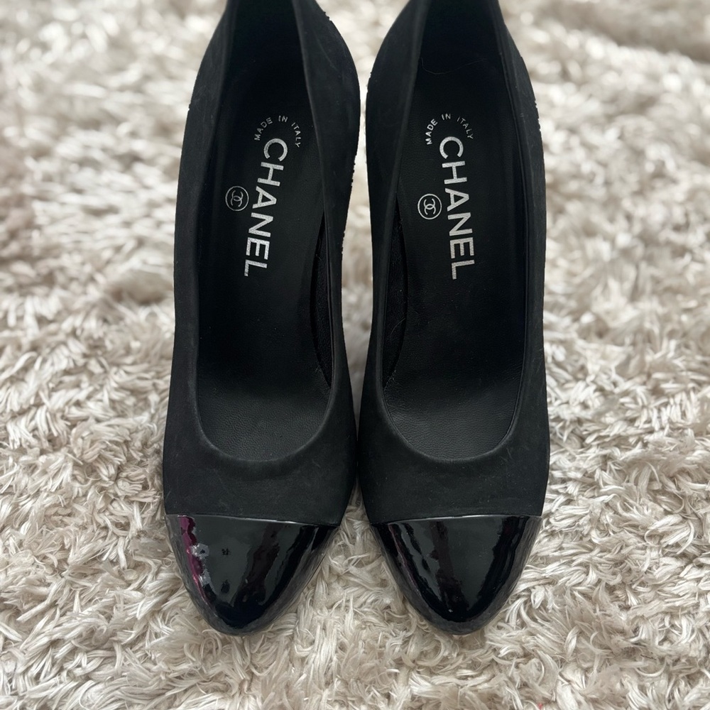 CHANEL Elegant Black Suede and Patent Heels